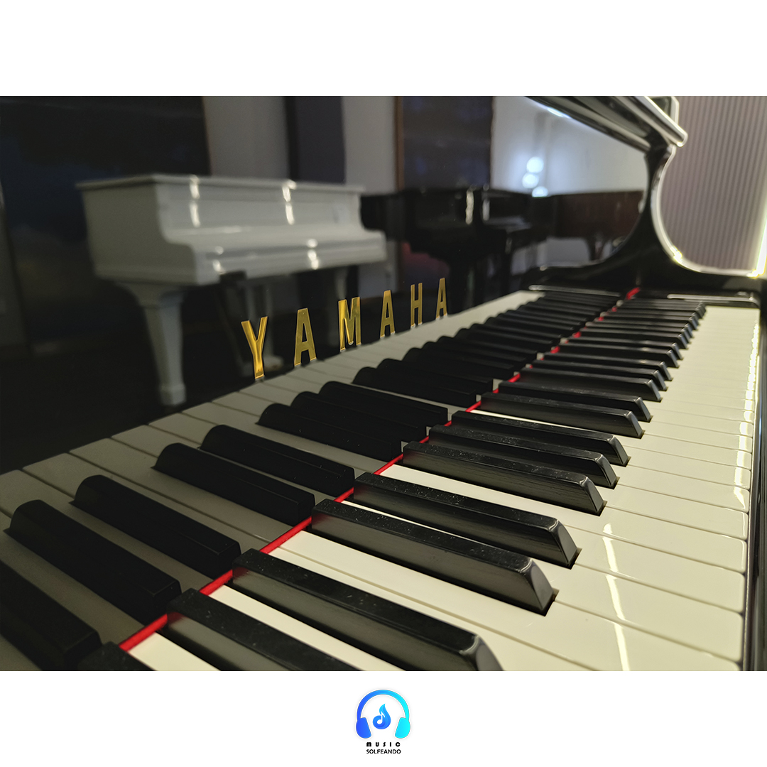 Logotipo de Yamaha sobre las teclas de ébano e Ivorite del piano